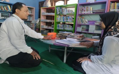 Dorong literasi, Kakankemenag Banyumas pantau ketersediaan buku teks pelajaran dan nonteks pelajaran di MIN 3 Banyumas