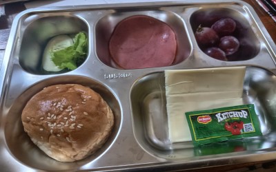 MENU MAKAN BERGIZI HARI INI: BURGER SEHAT UNTUK SISWA MIN 3 BANYUMAS